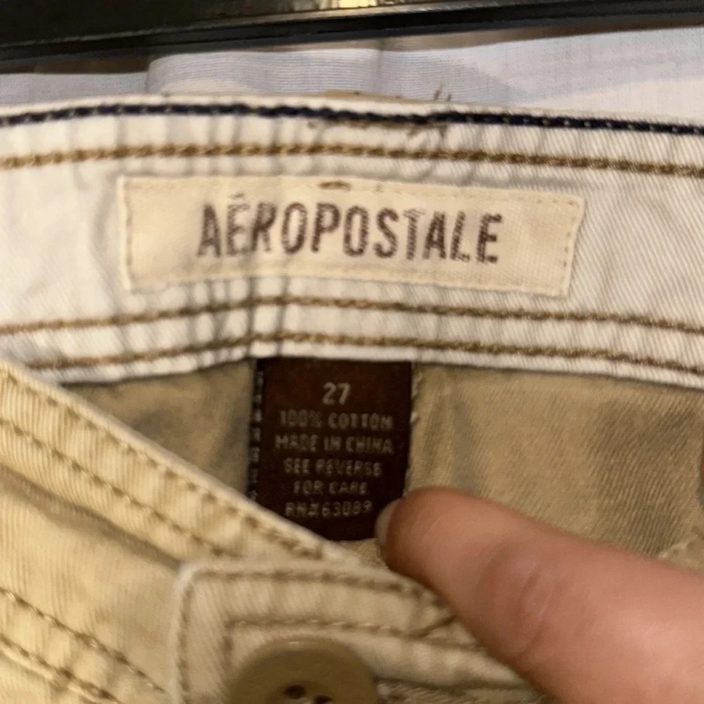 men’s tan Aeropostale cargo shorts size 27